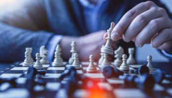 Mitigating Risk in Accounts Receivable: Identifying Warning Signs of Potential Default